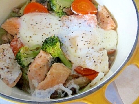 鮭と卵と野菜のバター風味蒸し煮